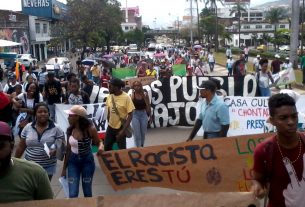 La marcha contra el racismo a su paso por la calle 5a