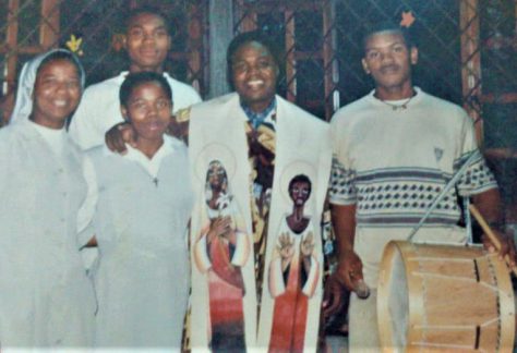 El padre Willian Riascos brindando su servicio en Cali: inicios del proceso de Pastoral Afro.