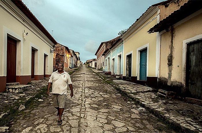 Quilombola camina por calle empedrada y solitaria en Brasil.