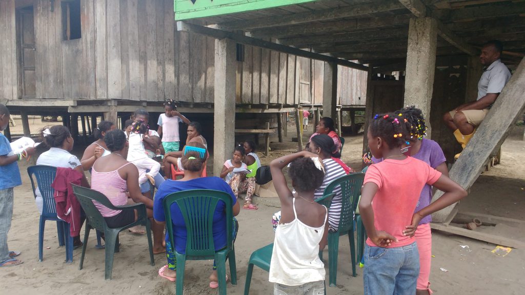 mentidero en Salahonda, Nariño, con mujeres, niñas, niños y un hombre