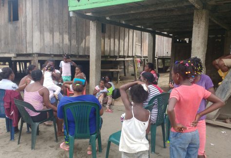 mentidero en Salahonda, Nariño, con mujeres, niñas, niños y un hombre