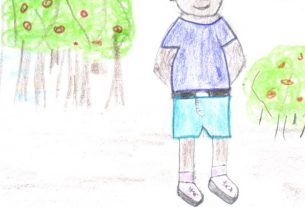 Imagen de la autora del protagonista del cuento cerca a la playa.