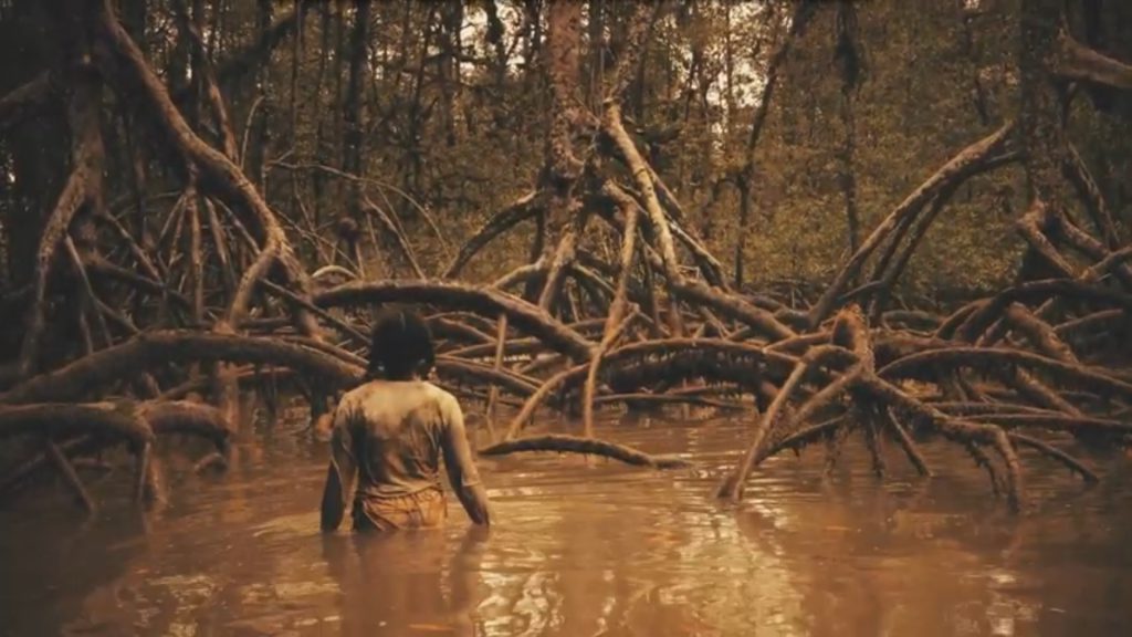 Joven en el manglar - Fotograma de "María de los esteros" de Cinespina