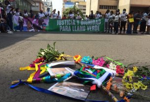 Plantón frente a la Fiscalía de madres y jóvenes de Llano Verde