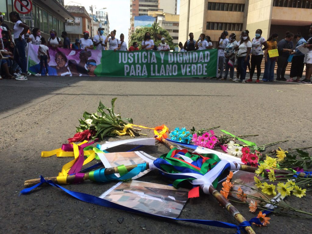 Plantón frente a la Fiscalía de madres y jóvenes de Llano Verde