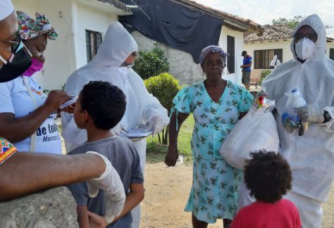 Agentes de Pastoral Afro entregan mercados en Villa Paz, Jamundí, en medio de la pandemia a mediados de 2020.