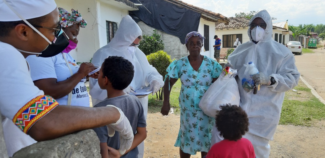 Agentes de Pastoral Afro entregan mercados en Villa Paz, Jamundí, en medio de la pandemia a mediados de 2020.