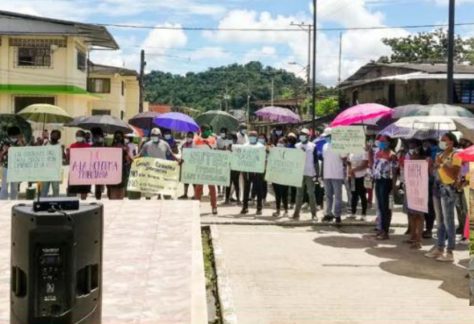 El p. Ariel Viáfara sobre un plano general de una manifestación en López de Micay