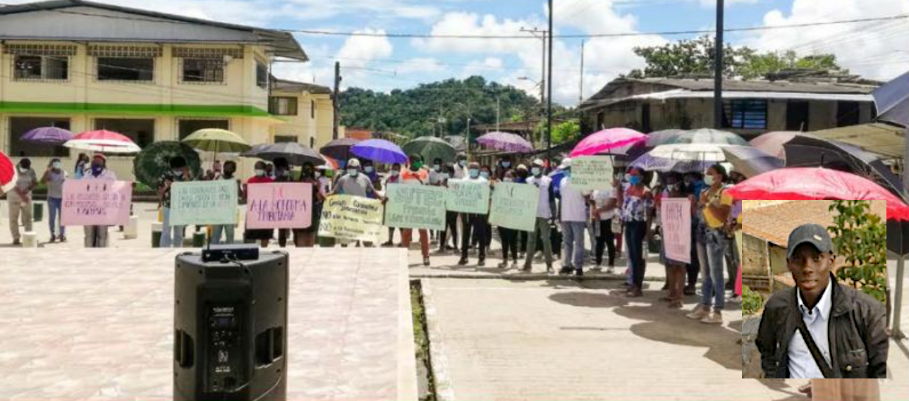 El p. Ariel Viáfara sobre un plano general de una manifestación en López de Micay