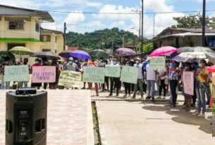 El p. Ariel Viáfara sobre un plano general de una manifestación en López de Micay