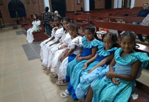 Las niñas de la Casa de la Cultura en el templo parroquial de Santa Josefina Bakhita