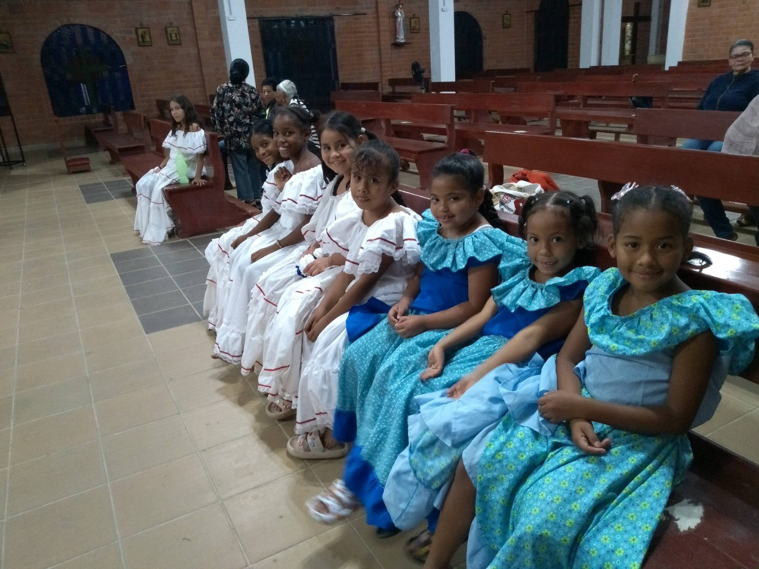 Las niñas de la Casa de la Cultura en el templo parroquial de Santa Josefina Bakhita