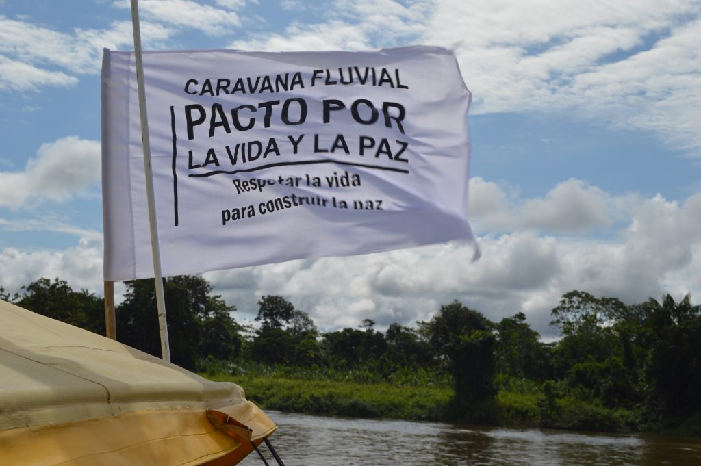 Bandera de la Caravana Fluvial a favor del Pacto por la Vida y por la Paz