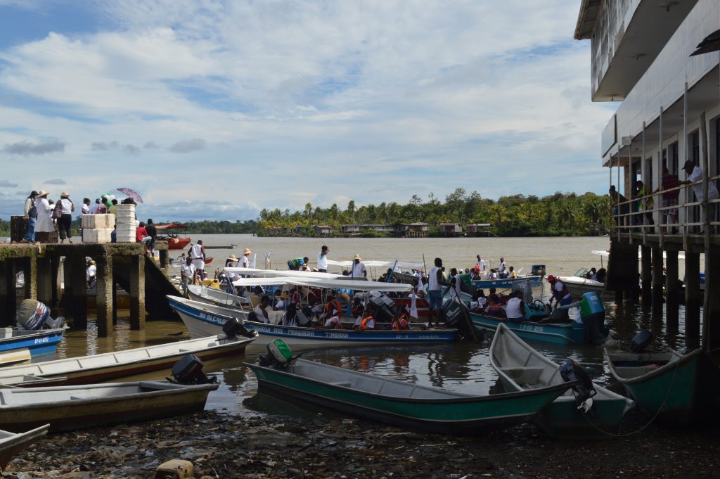 La Caravana en su arribo a una de las comunidades de la costa caucana.