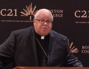 Mons. George Vance Murry en su conferencia sobre raza en la Iglesia de EE.UU. en el Boston College, en octubre de 2017. Se le ve robusto, canoso, con gafas, saco oscuro y el clérgiman en negro de rigor.